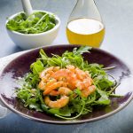 Salada de camarão com rúcula