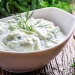 Molho saudável de iogurte para saladas e peixes